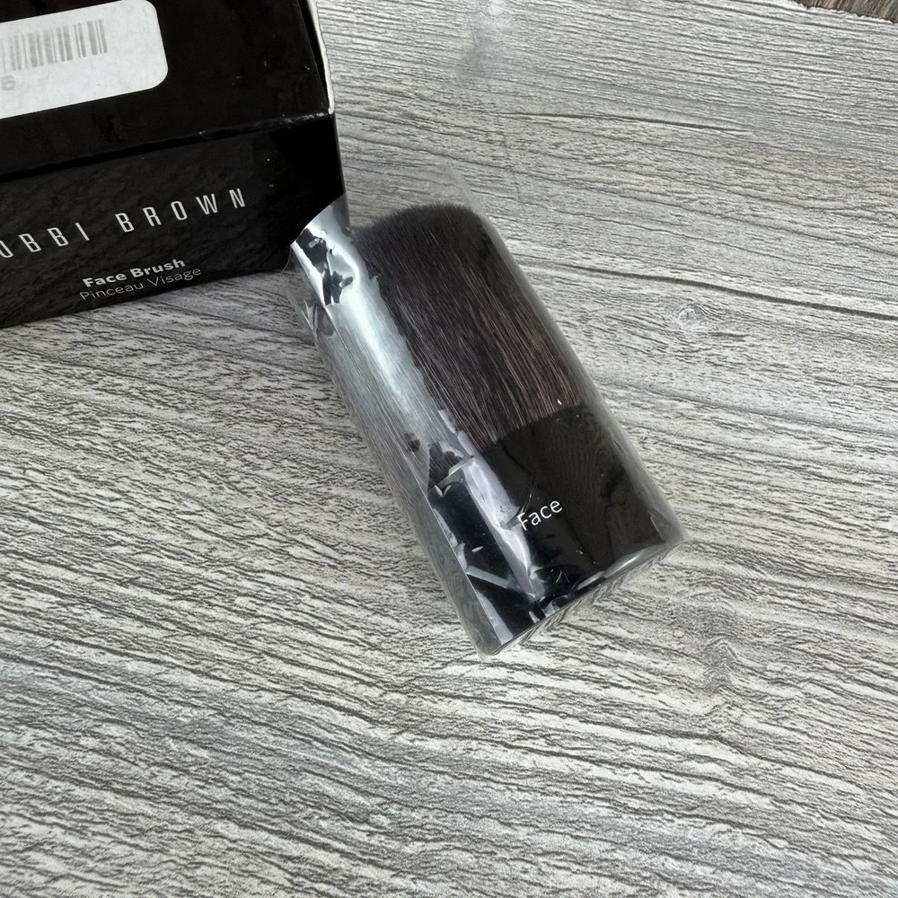 BOBBI BROWN - FACE BRUSH TRAVEL SIZE - 100% AUTHENTIC NIB  MSRP $34